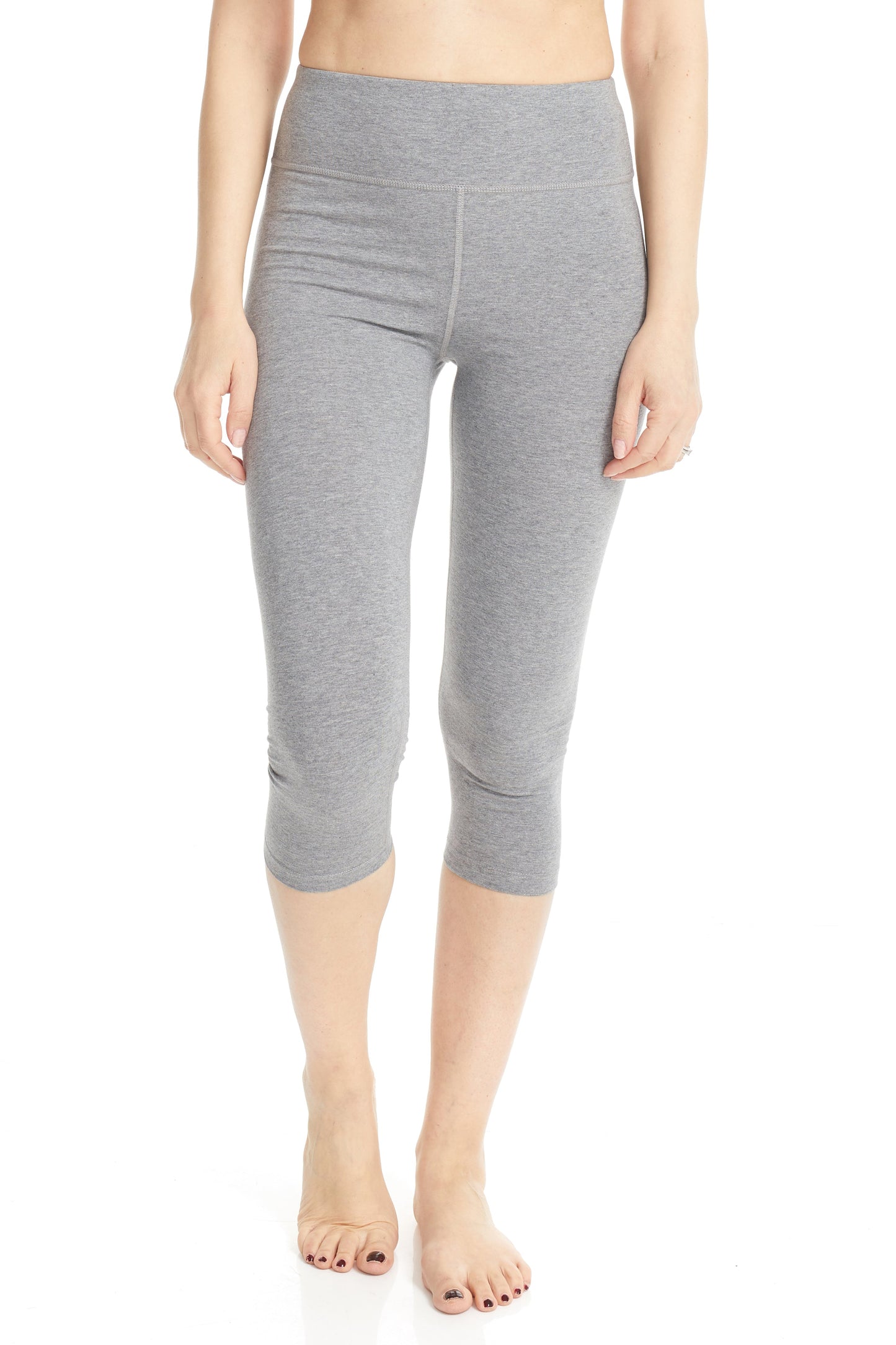 plus size woman wearing grey capri leggings