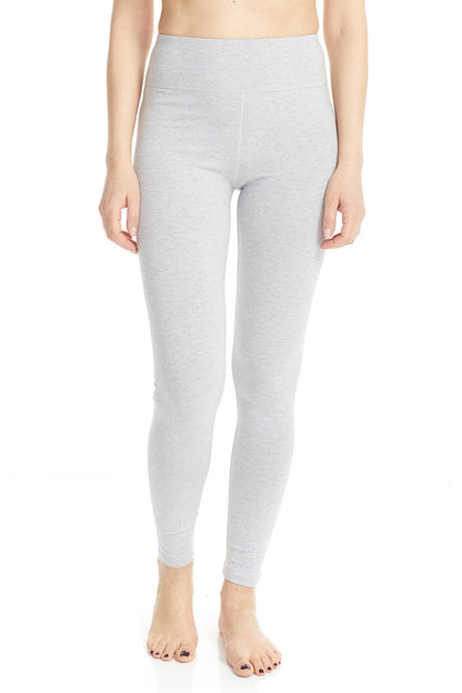 woman wearing light gray ankle length leggings