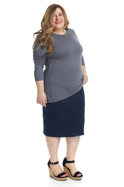 plus size woman woman wearing dark blue below knee length denim jean pencil skirt